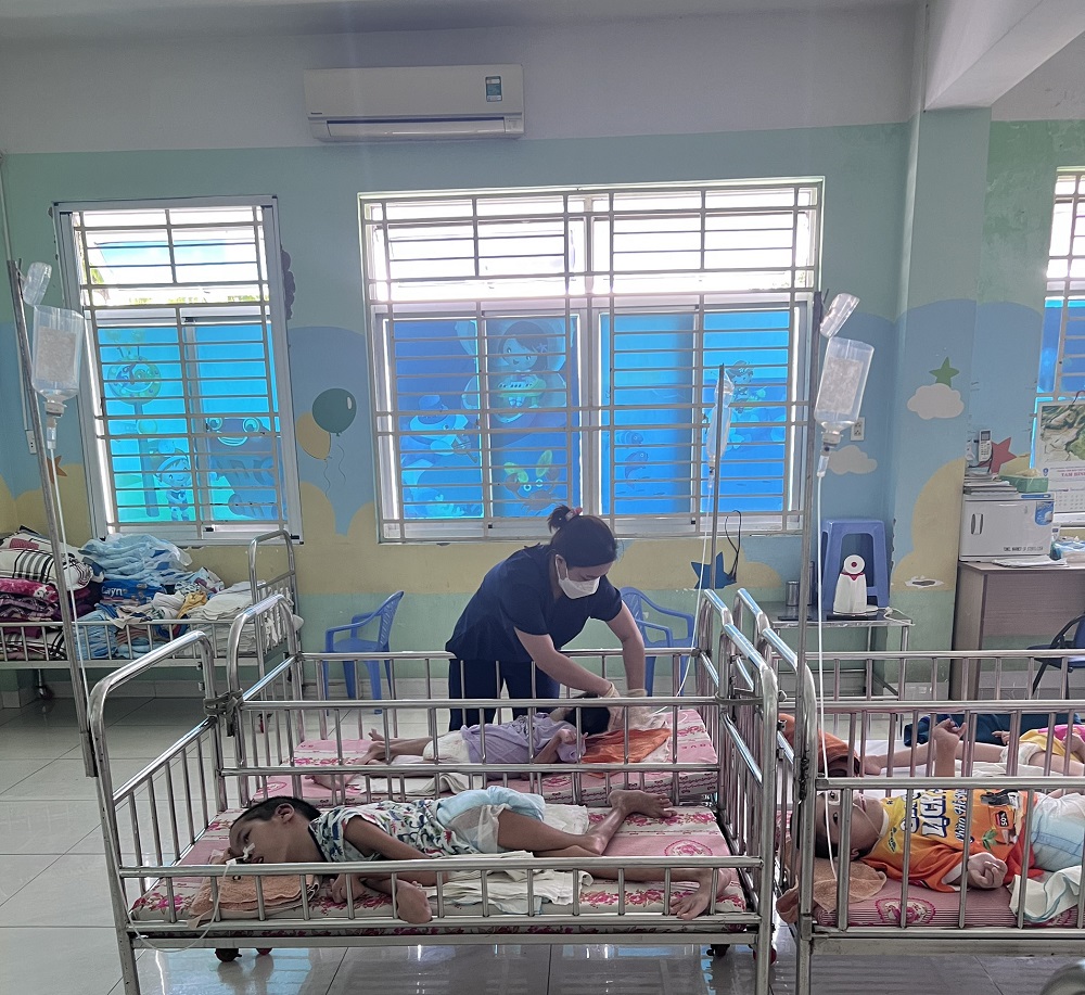 Các em nhỏ mồ côi bị bệnh tại Trung Tâm Tam Bình đang được điều trị Y tế
